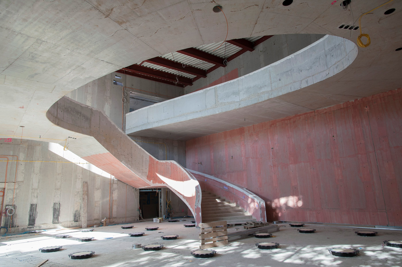 Calder - Saal im Bau