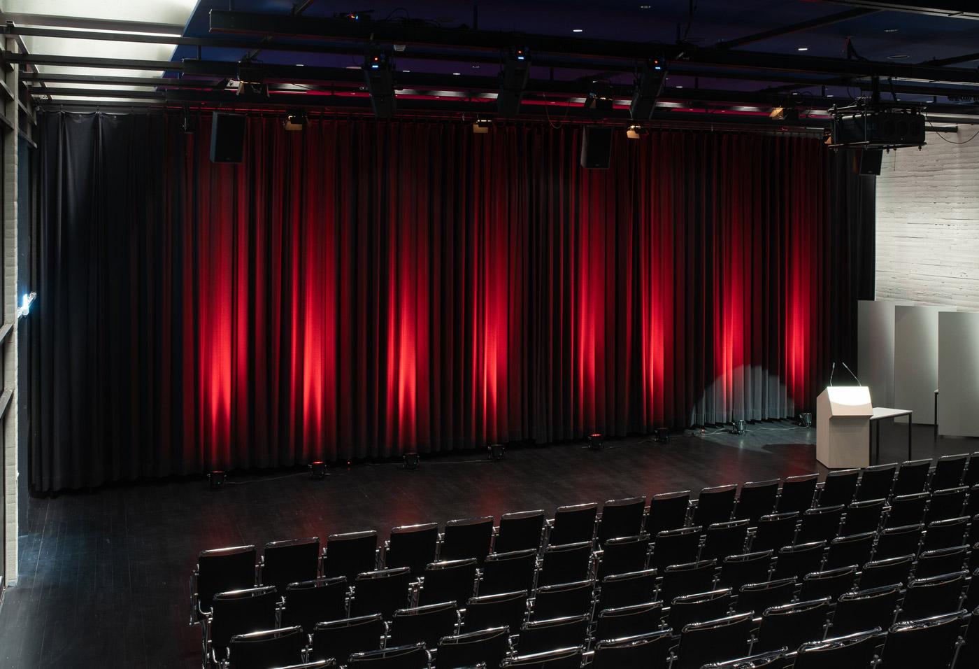 Auditorium - Vorhangbeleuchtung rot