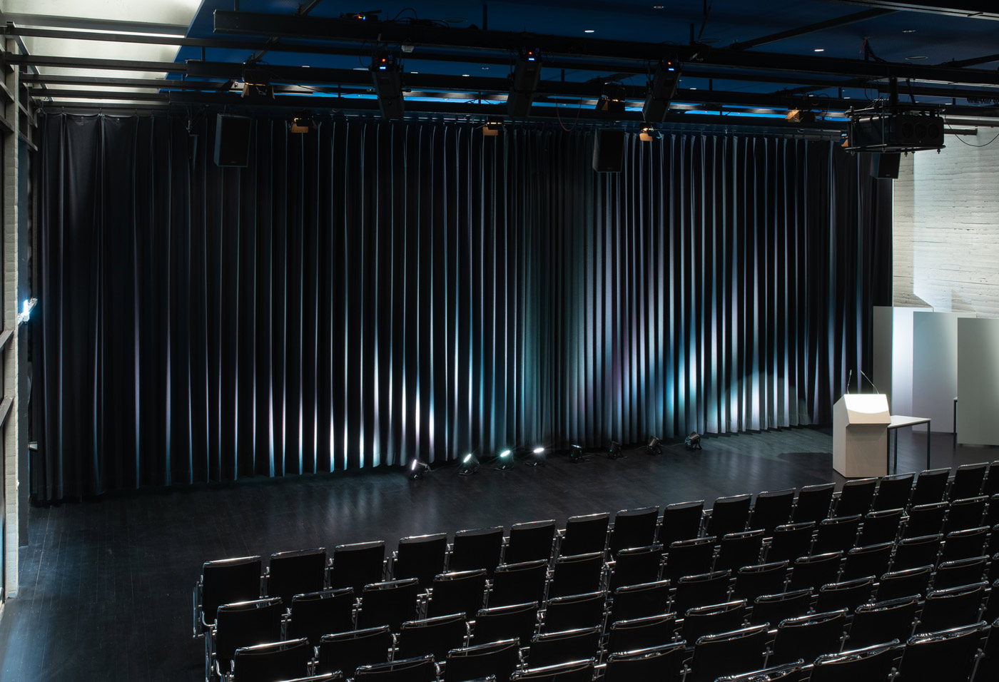 Auditorium - Vorhangbeleuchtung weiß