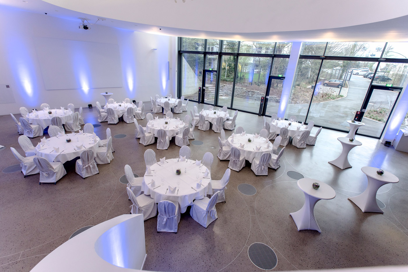 Calder Saal - Dinner blau